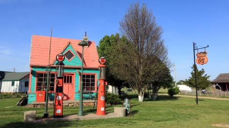 Red Oak II 村的老式加油站