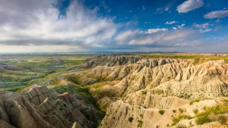 独特的岩层历经数百万年形成崎岖不平的山峰