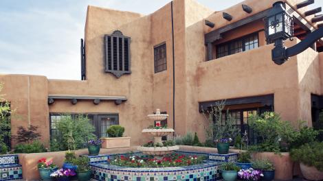 采用早期东方建筑材料土砖修建的房屋