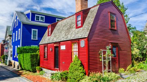 老街区里个性十足的彩色房屋