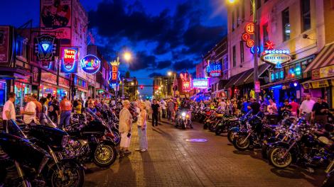 夜晚的比爾街熙來攘往