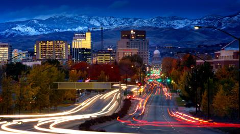 博伊西市区天际线后方白雪皑皑的山脉