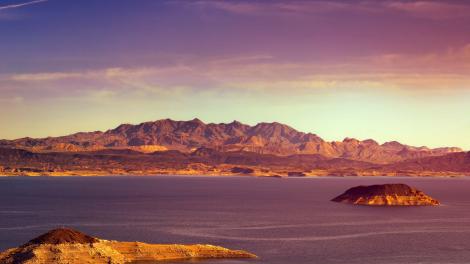 一块巨石静静凝望着水库宁静的水面