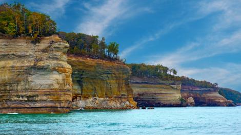 Desfiladeiros de arenito característicos abraçando a costa do lago Superior