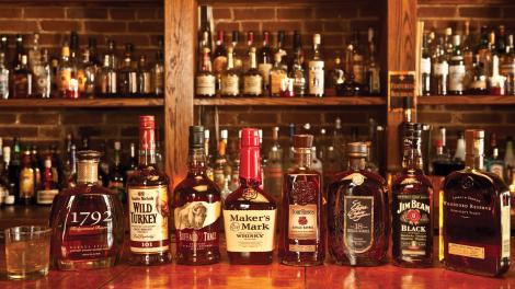 酒吧中的名牌波本威士忌