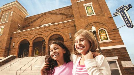 在阿拉巴马州伯明翰十六街浸信会教堂前摆好姿势拍照