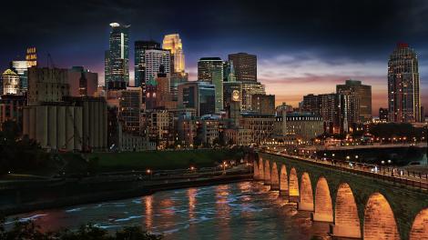 从密西西比河上的石拱桥进入明尼阿波利斯