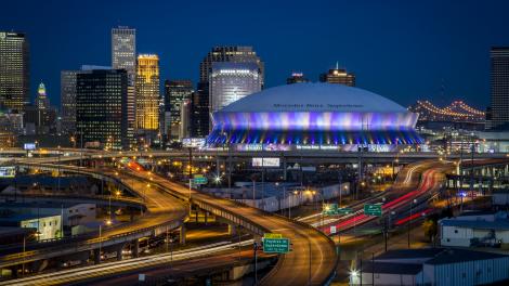 梅赛德斯-奔驰超级巨蛋体育馆，照亮路易斯安那州新奥尔良