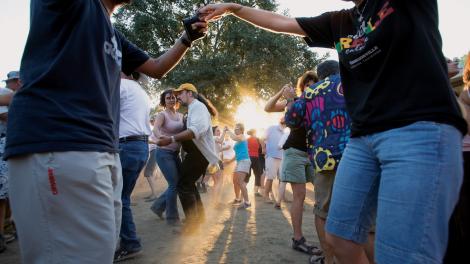 人们在一年一度的阿加底亚和克里奥尔节上尽情狂欢