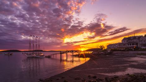 沐浴在秋日晨光下的汽车旅馆和 Mary Todd 号船