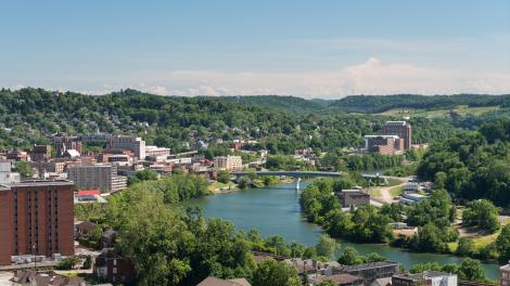 蜿蜒穿过小镇的莫农加希拉河