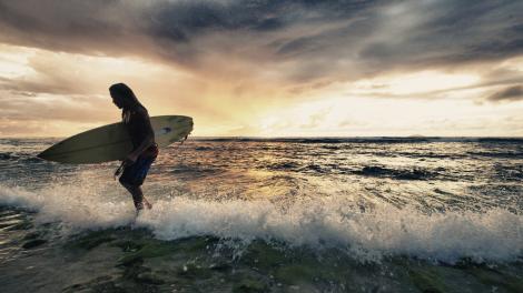 用冲浪结束与海浪相伴的一天