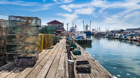 欣赏市中心海滨工作区的风景
