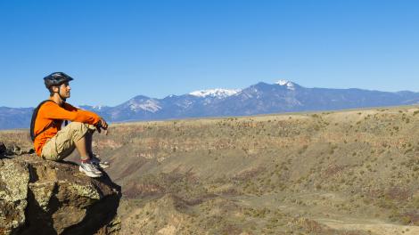 陶醉于一览无余的峡谷和山景中