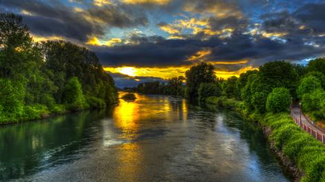 沿着威拉米特河边的自行车小径欣赏两岸风光