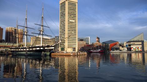 USS Constellation, World Trade Center Institute y National Aquarium en el Inner Harbor de Baltimore