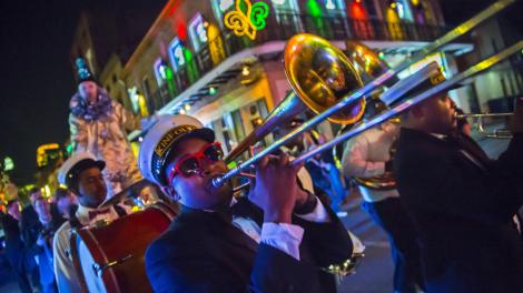 Banda de metales desfilando por el French Quarter