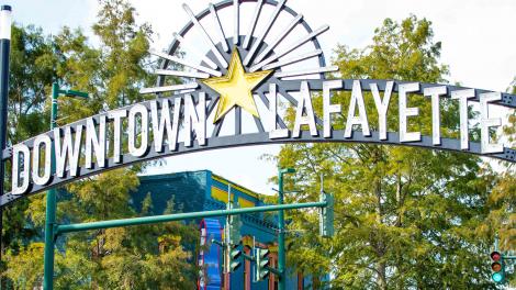 路易斯安那州拉斐特市中心五彩缤纷的街道