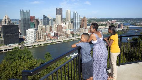 Disfrutando las vistas de Pittsburgh, Pensilvania, desde el Mt. Washington Overlook