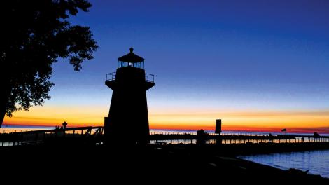 安大略湖橡树园灯塔宁静的日落风景