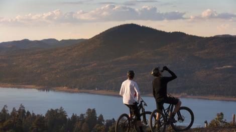 秋季山地自行车旅途中的壮丽湖景