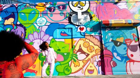 在怀恩伍德创意区街头艺术前拍照留念