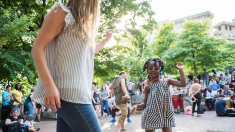 Bailando en un círculo de tambores en Asheville, Carolina del Norte