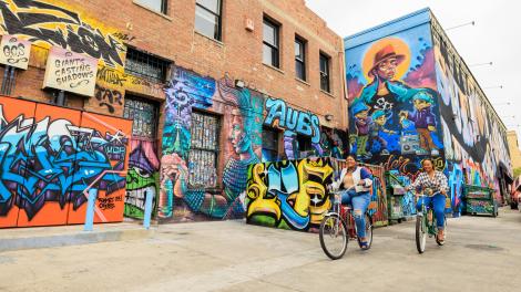 骑行者经过圣安娜市中心多彩的壁画