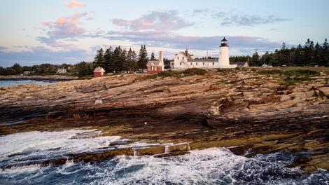 Costa escarpada e história marítima no Pemaquid Point Lighthouse em Bristol