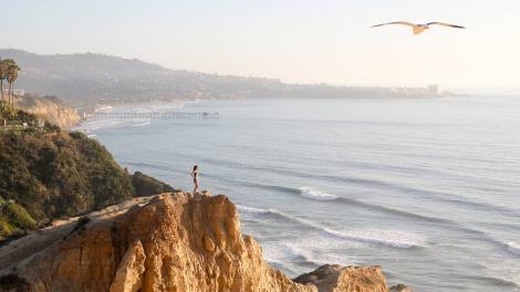 从海崖上欣赏拉霍亚海岸线