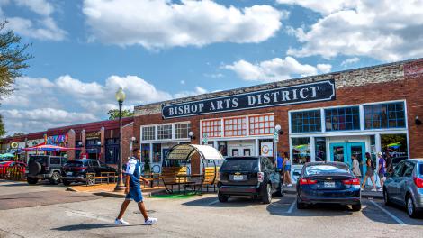 游览德克萨斯州达拉斯时髦且适宜步行的 Bishop Arts District 艺术区