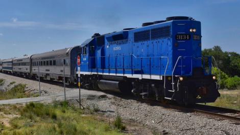 奥斯汀蒸汽火车带游客穿越德克萨斯州希尔县，开启一趟风景如画且富有历史意义的探索旅程