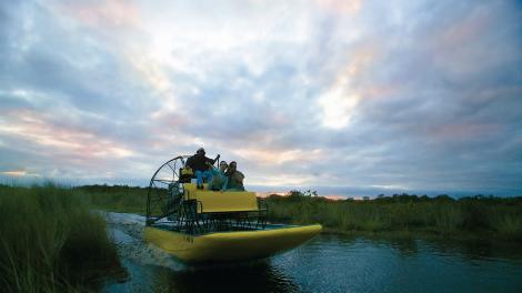 乘汽艇去探索特拉福德湖