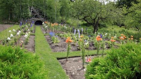 马萨诸塞州斯托克布里奇的瑙姆科吉花园和经典的 Blue Steps 蓝色阶梯