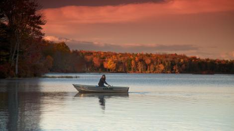 在纽约州约瑟夫湖上划船