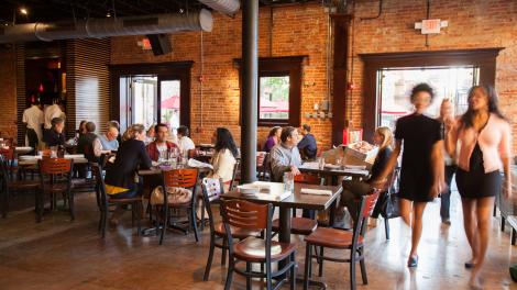 Comensales en el restaurante Batanga, en Houston