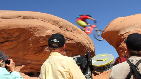Grabación de ciclismo de montaña por el sendero Slickrock Trail cerca de Moab, Utah