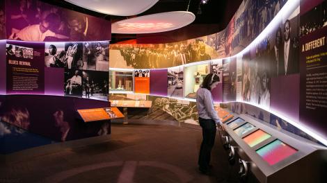 漫步于密西西比州印第安诺拉的 B.B.King 博物馆的展厅