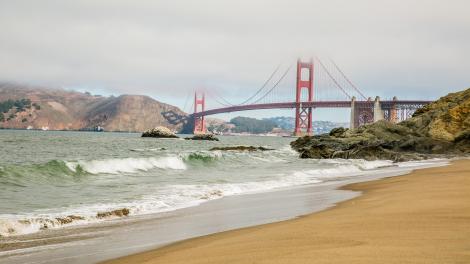 Vistas del Golden Gate Bridge desde Baker Beach en San Francisco, California
