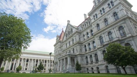 纽约州奥尔巴尼令人印象深刻的纽约州州议会大厦。