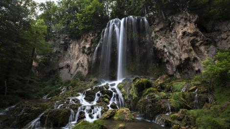 弗吉尼亚州仙纳度国家公园内的瀑布