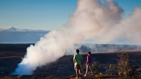 沿夏威夷火山国家公园内的活火山边缘漫步