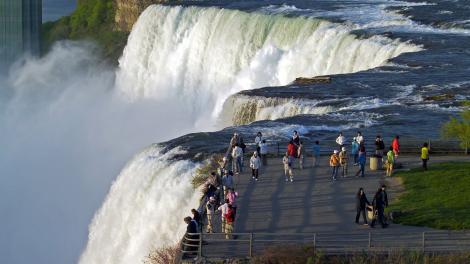 纽约州北部地区尼亚加拉大瀑布州立公园内的观景点