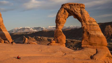 Kurze Pause vor einem Sandsteinbogen in Moab, Utah