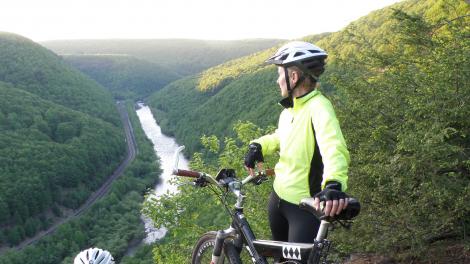 骑行者停靠在一处观景台，眺望利哈伊峡谷的无边景致