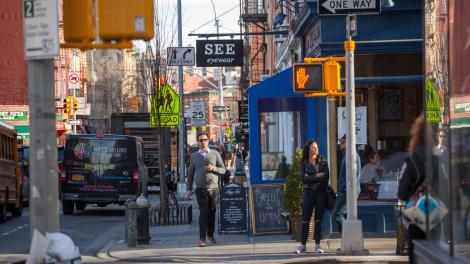 熙熙攘攘的曼哈顿西村 (West Village of Manhattan)，历史悠久的同性恋解放运动活动场所