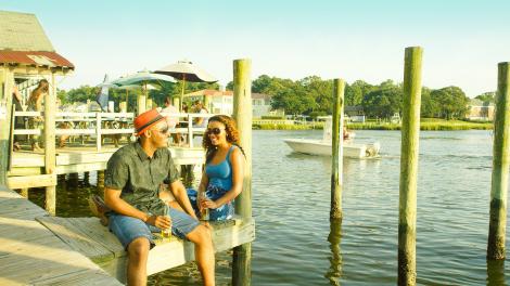 在弗吉尼亚海岸切萨皮克湾的码头上享受悠闲时光