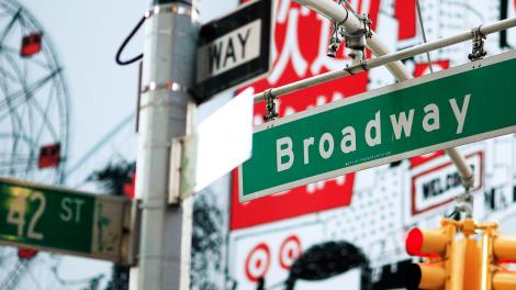 位于纽约市剧院区中心的百老汇和西 42 街