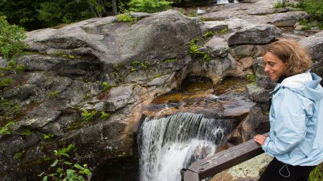 在缅因州纽里宁静的螺丝钻瀑布徒步小径眺望瀑布美景 在缅因州纽里宁静的螺丝钻瀑布徒步小径眺望瀑布美景