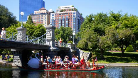 乘船游览马萨诸塞州波士顿公共花园